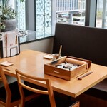 黒豚しゃぶしゃぶ銀座 羅豚 - 夜景が見えるテーブル席