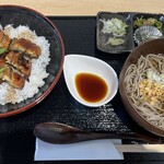 うなぎや六方 - しらすうなぎ丼　1,300円　うなぎの周り白く見える部分はしらすで埋め尽くされてます♡ そば付きです。