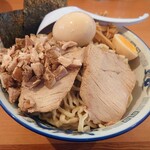 ケンチャンラーメン - 麺と具材。