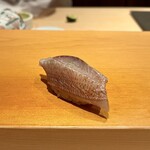 鮨 はしもと - 春子鯛 握るタイミングで昆布をシャリの間に