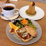 317616809 - Morning set(山脈珈琲2合目690円と季節限定 豆のキーマカレー)(ドリンク代＋420円)と山脈モンブラン760円