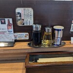中華そば　金ちゃん - 卓上の感じ。
