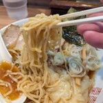 中華そば　金ちゃん - 麺の感じ。結構がっしりした麺。