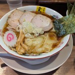 中華そば　金ちゃん - ワンタンメン近景。