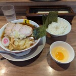 中華そば　金ちゃん - ワンタンメン+チャーシュー1枚+卵かけご飯。