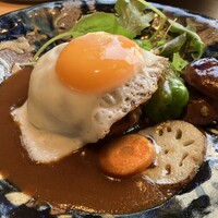 グリル ア ターブル - オリーブ牛鉄板焼ハンバーグ（デミグラスソース）焼き野菜添え