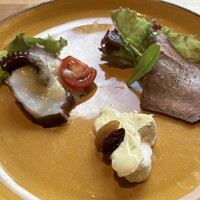 グリル ア ターブル - 前菜（マダコのカルパッチョ、吉田牧場のカマンベールチーズ、黒毛和牛ローストビーフ）