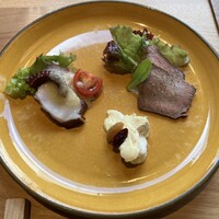 グリル ア ターブル - 前菜（マダコのカルパッチョ、吉田牧場のカマンベールチーズ、黒毛和牛ローストビーフ）