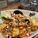 ジャスミンアンジェロ - ぷりぷり海老の米粉麺焼きそば'(パッタイクン)¥1100