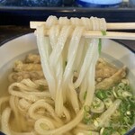 大右衛門うどん - 圧力釜で茹でられたエッジが効いて伸びのある長い中太の麺