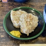 大右衛門うどん - 鶏肉がコロコロと入った大きなかしわおにぎり　ごはんはモチモチ、甘めの味付けでまた食べたい