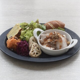 選べるメイン！デリサラダセットが当店のイチ押しです◎