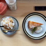 セカイスケッチコーヒー - 料理写真:「ベトナム風アイスコーヒー」（600円）と「オレンジケーキ」（450円）