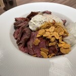 ステーキライスとカレーの店 センタービーフ 新宿三丁目店 - ステーキライス　Mサイズ　ガーリックライスに半熟玉子トッピング