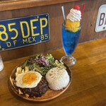 カフェ マチルダ - ハワイアンロコモコライス
      夏季限定クリームソーダ