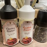 ステーキライスとカレーの店 センタービーフ 新宿三丁目店 - この白いやつ、レモンとかさっぱりしてて美味しい