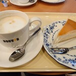 ドトールコーヒーショップ - 料理写真:カフェラテ(M)、ベイクドチーズケーキ