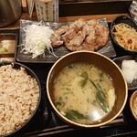 しんぱち食堂 - ツレの豚肩ロース炭火焼き定食