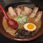 吉山商店 札幌ステラプレイス店 - 焙煎ごまみそ 炙りとろ旨
                                チャーシュー麺
                                1,380円
                                