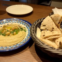 Trattoria Tabule - 大好きなフムスにピタブレッド