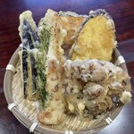 三丁目の手打うどん - サクサク、揚げたて天ぷら。