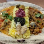 スパイスカレーフラミンゴ - 左がアジカレー、右がサバ缶カレー