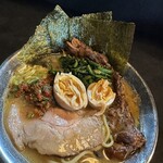 RAMEN HITONI YASASHIKU - 【ラーメン＝tp菠薐草×半コツ×ニラ辛sv味付玉子】
