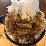 天然氷 にちか - ほうじ茶のパウダーが全体を覆う