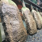 あつた蓬莱軒 - 謎の巨石？？？五平餅？