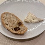 北斎 FINE DINING - 料理　ゴートチーズを少々、イチヂクパンにのせて頂きました