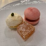 北斎 FINE DINING - 料理　欧州でデザートの後によく提供されるプティプール　マカロンとジンジャーシュガー