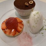 北斎 FINE DINING - 料理　デザート／ガトーオペラ、苺のフレジェ、ライムのシャーベットの盛り合わせ