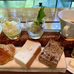 アルカナイズ - 朝食 メロンとパインのヴェリーヌ 地魚のセビーチェ クロワッサン パンドミ くるみ