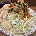 ラーメン二郎 - 小ぶた（1,120円）＋ネギ（150円）＋ニラキムチ（120円）＋味付け玉子（120円）、ニンニクコール