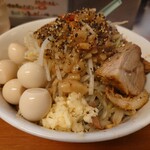ラーメン荘 地球規模で考えろ ソラ - 小汁なし２００㌘うずら５ヶトッピング(にんにく少なめ野菜マシ)