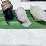 立食い寿司 根室花まる - 黄ニラのイカ軍艦巻(的な)、エイヒレ、おひょう