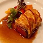 いわむら - 黒毛和牛ランプとフォアグラのパイ包み焼きマデラソース 温野菜添え②