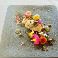 レストラン ミッテ - 前菜２品目　お花が散りばめられた温前菜