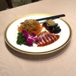 北京料理桂蘭 - コリコリ食感がクセになるクラゲの酢の物、優しく上品な味わいのピータン、淡白で深みのある美味しさの焼豚はビールとの相性も抜群です！(o^^o)