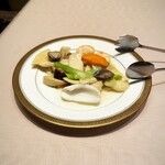 北京料理桂蘭 - 高級食材まこもたけに新鮮野菜と質の良い烏賊や海老を合わせたバランスの素晴らしい一皿です(o^^o)