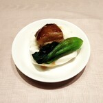北京料理桂蘭 - 中華風蒸しパンに切れ目を入れて角煮と青梗菜を加えて頂きます(o^^o)