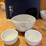 吟醸マグロ - お通し@500×2(しじみ汁…飲み放題)