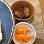 キッチン青海珈琲 - 定食に付いてくる茄子味噌とキャロットラペ
