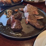 食堂Spoon - 向こうに見えるお米の山は大盛です（大盛無料）