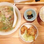 お母ん - 旨塩ラーメン ５３０円　＋　Cセット（ごはん・漬物・からあげ（２コ）） ３００円