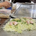 むめさん - お好み焼き調理中