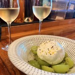 DRAエイトマン - シャインマスカットとブラータチーズ。白ワインにバッチリ合います。