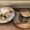 カフェ エピス - 左）本日のsweets 秋のフルーツ添えスコップショートケーキと右）ロイヤルミルクティー　※ドリンクセットで¥1,100なり。