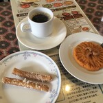 インド料理 パリワル - ココナッツがまぶされたかりんとうのようなお菓子をサービスしてくれました♪