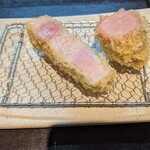 とんかつ comocchi - 左:リブロース　右:ヒレ　※実際は二切れずつ順番にあります